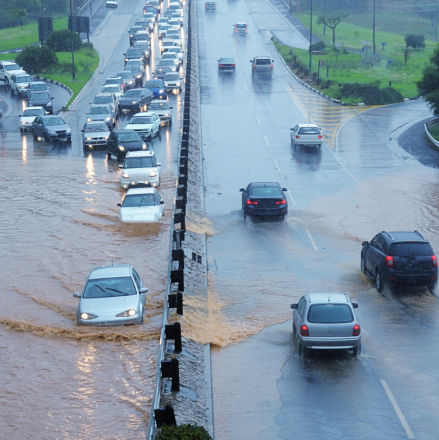 Lakukan Ini saat Mobil Terjebak Banjir